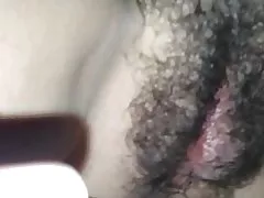 Tiro otra carga en su coño peludo