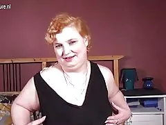 Gran abuela amateur con juguete negro favorito