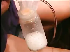 Sexy pelo largo latina bombas dobles la leche de sus pechos hinchados