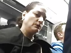 Madura le gusta bulto... ella no puede dejar de mirar